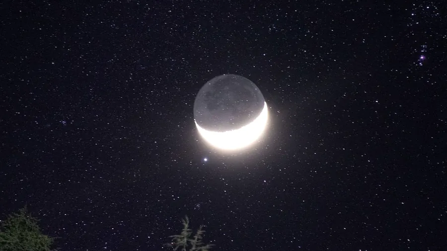 Cer nocturn cu lună și stele, folosit ca accent vizual spiritual
