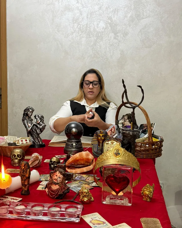 Tămăduitoarea Simona în timpul unei sesiuni cu cărți de tarot