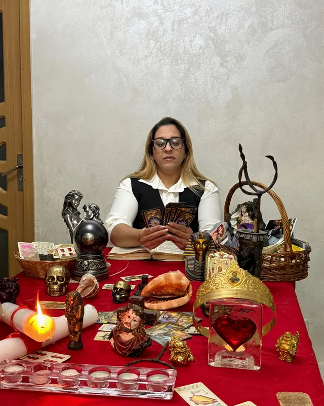 Cadru frontal cu cărți de tarot, lumânări și obiecte spirituale